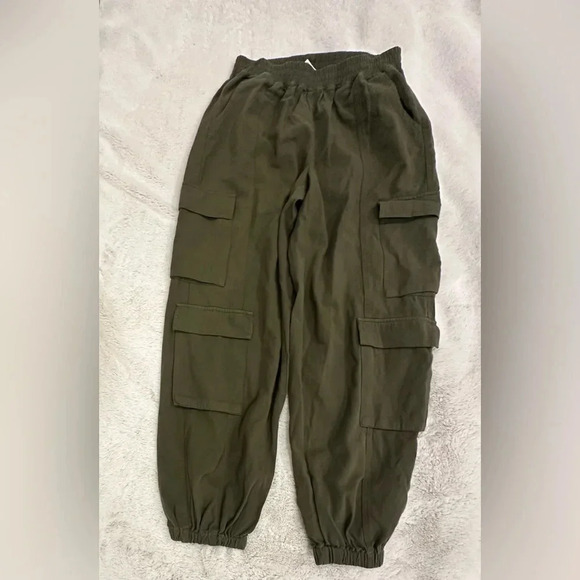 Know one cares (NWT) olive green cargo pants size medium - Picture 2 of 5